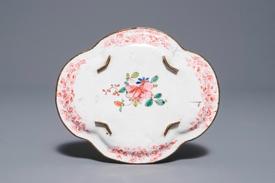Une coupe quadrilob&eacute;e &agrave; d&eacute;cor d'un p&ecirc;cheur en &eacute;maux de Canton, Chine, Qianlong