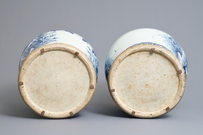 Une paire de grands vases couverts en porcelaine de Chine bleu et blanc, 19&egrave;me