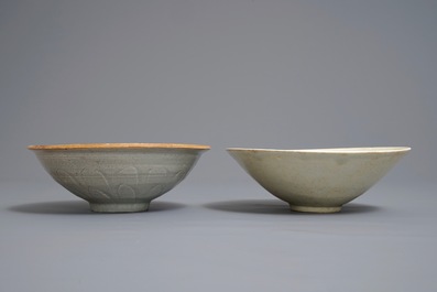 Twee Chinese qingbai kommen met onderglazuur decor, Song