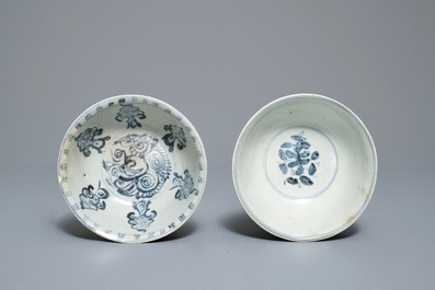 Deux bols et un plat en porcelaine de Chine bleu et blanc, Ming et Kangxi