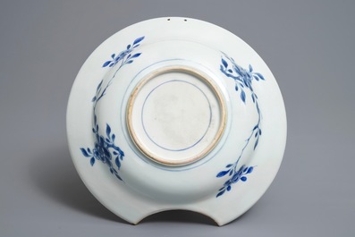 Een Chinees rose-Imari scheerbekken met het wapen van Zeeland, Kangxi/Yongzheng