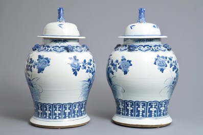 Une paire de grands vases couverts en porcelaine de Chine bleu et blanc, 19&egrave;me