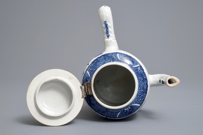 Une chocolati&egrave;re couverte en porcelaine de Chine bleu et blanc, Qianlong/Jiaqing