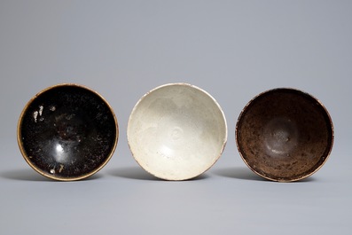 Trois bols en terre &eacute;maill&eacute;e noir, brun et couleur cr&egrave;me, Song et apr&egrave;s