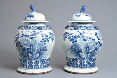 Une paire de grands vases couverts en porcelaine de Chine bleu et blanc, 19&egrave;me
