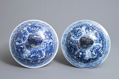 Une paire de grands vases couverts en porcelaine de Chine bleu et blanc, Kangxi