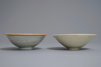 Twee Chinese qingbai kommen met onderglazuur decor, Song