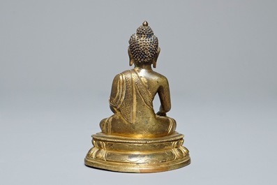 Une figure de Buddha Shakyamuni en bronze dor&eacute;, Sino-Tibet, 18&egrave;me