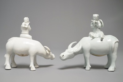Twee Chinese blanc de Chine modellen van fluitspelers op buffels, 18/19e eeuw