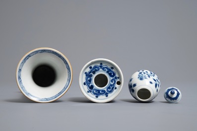 Un encrier et deux vases en porcelaine de Chine bleu et blanc, Kangxi
