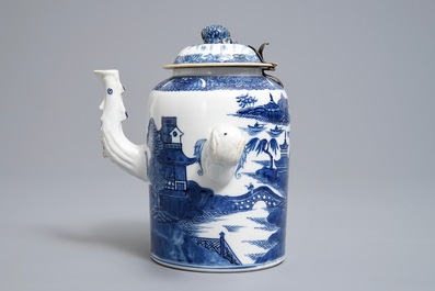 Une chocolati&egrave;re couverte en porcelaine de Chine bleu et blanc, Qianlong/Jiaqing
