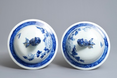 Une paire de grands vases couverts en porcelaine de Chine bleu et blanc, 19&egrave;me