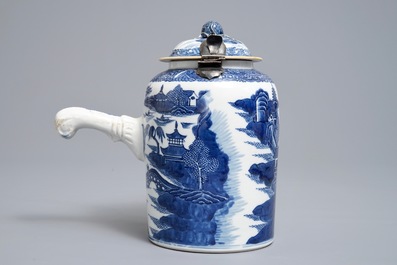 Une chocolati&egrave;re couverte en porcelaine de Chine bleu et blanc, Qianlong/Jiaqing