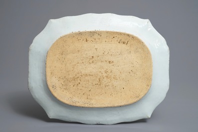 Een Chinese famille rose wapenschotel en twee eierschalen schoteltjes naar Cornelis Pronk, Yongzheng/Qianlong