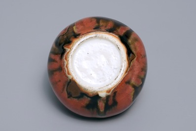 A Chinese flamb&eacute;-glazed brush washer with applied dragon, 18/19th C.