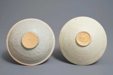 Twee Chinese qingbai kommen met onderglazuur decor, Song