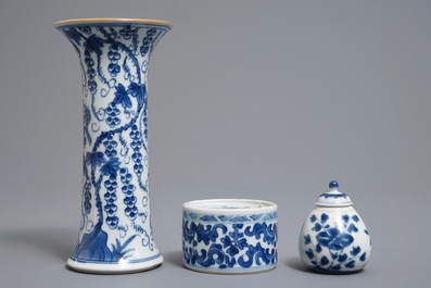 Un encrier et deux vases en porcelaine de Chine bleu et blanc, Kangxi