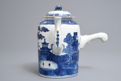 Une chocolati&egrave;re couverte en porcelaine de Chine bleu et blanc, Qianlong/Jiaqing