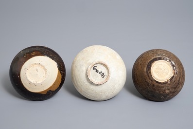 Trois bols en terre &eacute;maill&eacute;e noir, brun et couleur cr&egrave;me, Song et apr&egrave;s