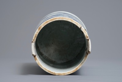 Een Chinese blauwwitte karnton met landschapsdecor, Qianlong