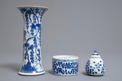 Un encrier et deux vases en porcelaine de Chine bleu et blanc, Kangxi