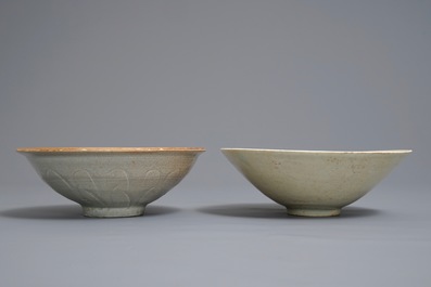 Twee Chinese qingbai kommen met onderglazuur decor, Song