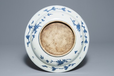 Een grote Chinese blauwwitte schotel met druiventak, Jiajing