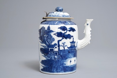 Une chocolati&egrave;re couverte en porcelaine de Chine bleu et blanc, Qianlong/Jiaqing