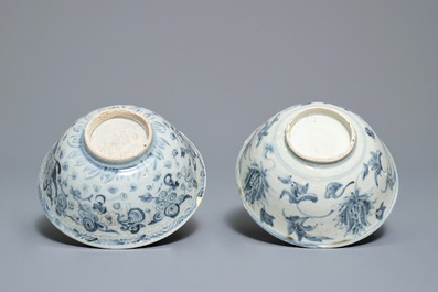 Deux bols et un plat en porcelaine de Chine bleu et blanc, Ming et Kangxi