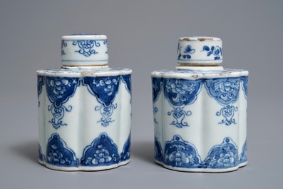 A pair of Chinese blue and white tea caddies and covers, Kangxi