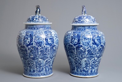 Une paire de grands vases couverts en porcelaine de Chine bleu et blanc, Kangxi