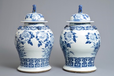 Une paire de grands vases couverts en porcelaine de Chine bleu et blanc, 19&egrave;me