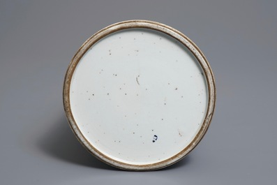 Een Chinese blauwwitte karnton met landschapsdecor, Qianlong