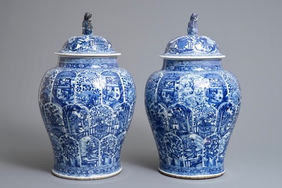 Une paire de grands vases couverts en porcelaine de Chine bleu et blanc, Kangxi