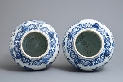 Une paire de grands vases couverts en porcelaine de Chine bleu et blanc, 19&egrave;me