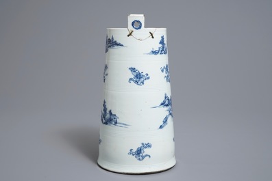 Een Chinese blauwwitte karnton met landschapsdecor, Qianlong