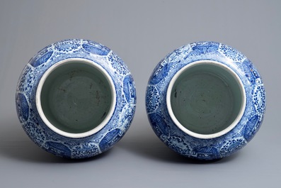 Une paire de grands vases couverts en porcelaine de Chine bleu et blanc, Kangxi