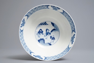 Un bol en porcelaine de Chine bleu et blanc, marque de Xuande, Kangxi