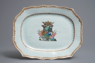 Een Chinese famille rose wapenschotel en twee eierschalen schoteltjes naar Cornelis Pronk, Yongzheng/Qianlong