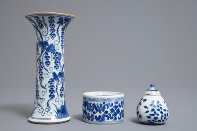Un encrier et deux vases en porcelaine de Chine bleu et blanc, Kangxi
