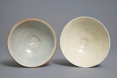 Twee Chinese qingbai kommen met onderglazuur decor, Song