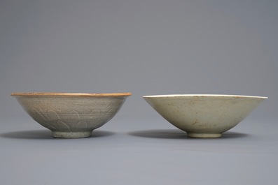 Twee Chinese qingbai kommen met onderglazuur decor, Song