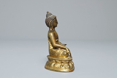 Une figure de Buddha Shakyamuni en bronze dor&eacute;, Sino-Tibet, 18&egrave;me