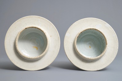 Une paire de grands vases couverts en porcelaine de Chine bleu et blanc, 19&egrave;me