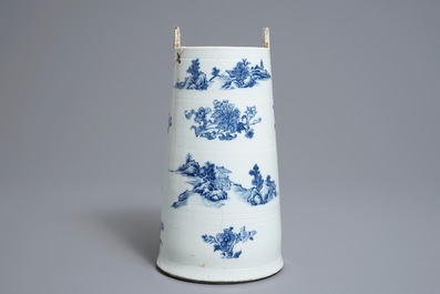 Een Chinese blauwwitte karnton met landschapsdecor, Qianlong