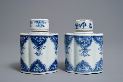 A pair of Chinese blue and white tea caddies and covers, Kangxi