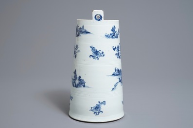 Een Chinese blauwwitte karnton met landschapsdecor, Qianlong