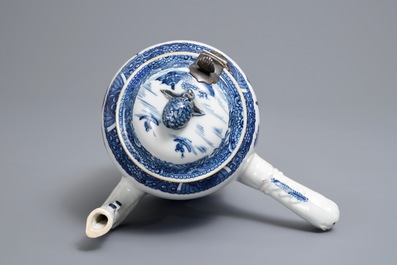 Une chocolati&egrave;re couverte en porcelaine de Chine bleu et blanc, Qianlong/Jiaqing