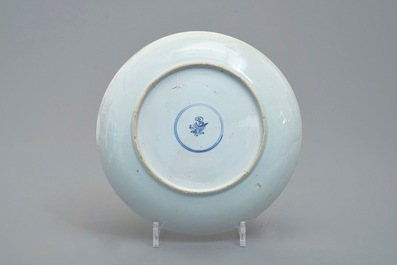 Deux bols et un plat en porcelaine de Chine bleu et blanc, Ming et Kangxi