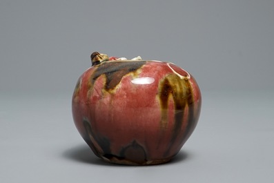 A Chinese flamb&eacute;-glazed brush washer with applied dragon, 18/19th C.